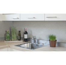 Keuken spoelbak met kraan, decoratie en mozaïektegels