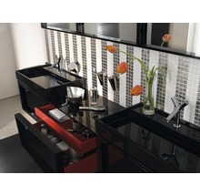Badkamer met twee wastafels, spiegel, kranen en diverse badkameraccessoires