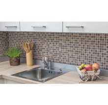 Spoelbak met kraan, decoratie en mozaïektegels