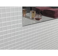 Wand met lichte mozaïektegels in badkamer