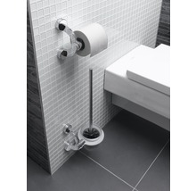 Badkamer met toiletpapierhouder, toiletborstel en toilet