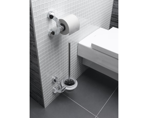 Badkamer met toiletpapierhouder, toiletborstel en toilet