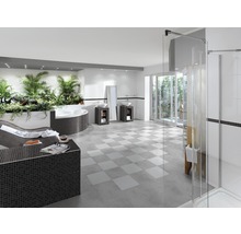 Ruime badkamer met bad, douche en wastafels
