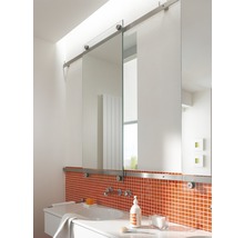 Badkamer met verschuifbare spiegel, wastafel en oranje mozaïektegels