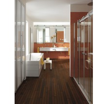 Lichte badkamer met bad, wastafel, douche en houten vloer