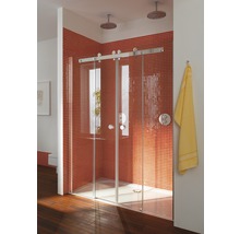 Badkamer met glazen douchecabine en rood betegelde muur