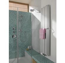 Lichte badkamer met douche, zitbank en radiator