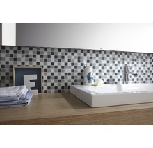 Badkamer met mozaïektegels, wastafel en kraan op een wastafelmeubel