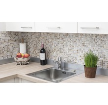 Spoelbak met kraan, tegels, wijnfles en decoratie