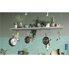 Keukenscène met hangend pannenrek, pannen, planten en keukengerei