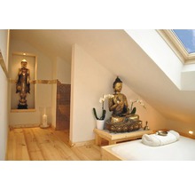 Interieur met Boeddhabeelden, massagetafel en houten vloer