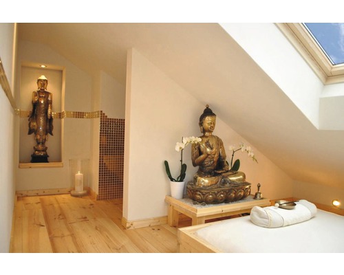Interieur met Boeddhabeelden, massagetafel en houten vloer