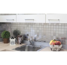Keukenscène met spoelbak, kraan, tegels en decoraties