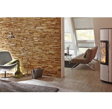 Woonkamer met houten wand, lamp, fauteuil en kachel