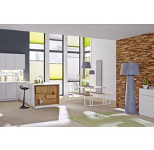 Modern interieur met keuken, eetgedeelte en plisségordijnen voor privacy en zonwering.