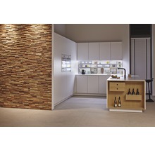 Moderne keuken met witte kasten, kookeiland en houten wand