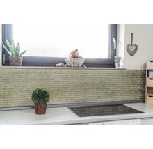 Keukenscène met mozaïektegelwand en decoraties