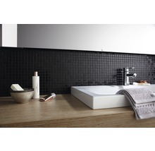 Moderne badkamer met waskom, kraan, handdoek en mozaïektegels