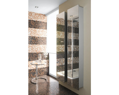 Badkamer met mozaïektegels en spiegelkast met douche