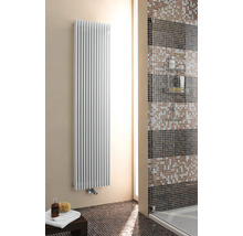 Badkamer met handdoekradiator, douche en mozaïektegels