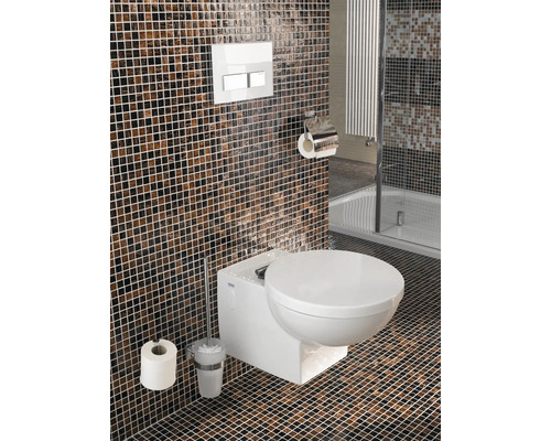 Moderne badkamer met mozaïektegels, hangtoilet, toiletborstel, papierhouder en bedieningspaneel.
