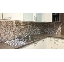 Spoelbak met mozaïektegels op de muur