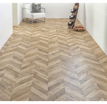 Interieur met visgraat parketvloer, witte fauteuil en wijnrek
