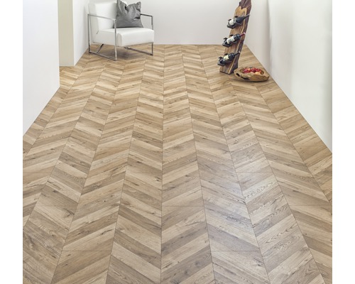 Interieur met visgraat parketvloer, witte fauteuil en wijnrek