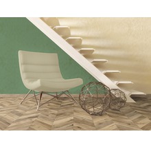 Scene met fauteuil, metalen bollen en trap