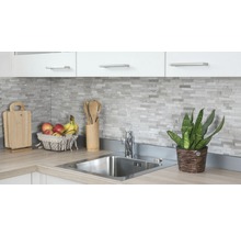 Keukenscène met spoelbak, kraan, werkblad, keukengerei en decoratie
