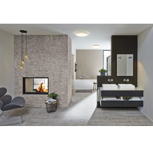 Moderne badkamer met open haard, dubbele wastafel en stijlvolle verlichting
