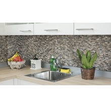 Keukenscène met spoelbak, kraan, mozaïektegels en decoraties op een werkblad