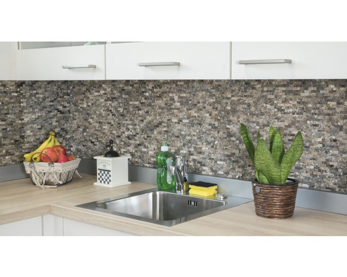 Keukenscène met spoelbak, kraan, mozaïektegels en decoraties op een werkblad