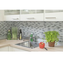 Keuken spoelbak met kraan, mozaïektegels, keukengerei en decoratie