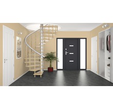 Lichte hal met wenteltrap, voordeur en garderobe