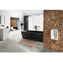 Badkamer met vrijstaand bad, wastafel, spiegel, houten bekleding en decoratieve ladder