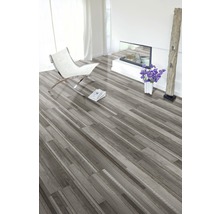 Lichte kamer met laminaatvloer in houtlook, stoel, open haard en decoratie
