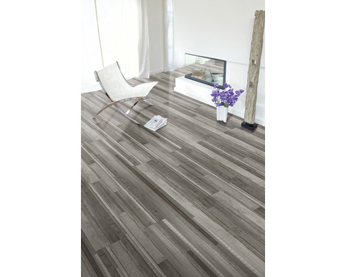 Lichte kamer met laminaatvloer in houtlook, stoel, open haard en decoratie