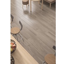 Licht interieur met houtlook tegels op de vloer en zitplaatsen.
