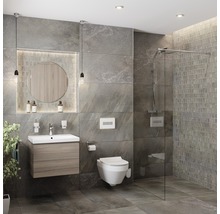 Moderne badkamer met wastafel, spiegel, toilet en douche onder grijze tegels