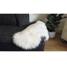 Witte schapenvacht op een grijze bank