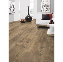 Woonkamer met laminaatvloer in houtlook, bank en decoratie