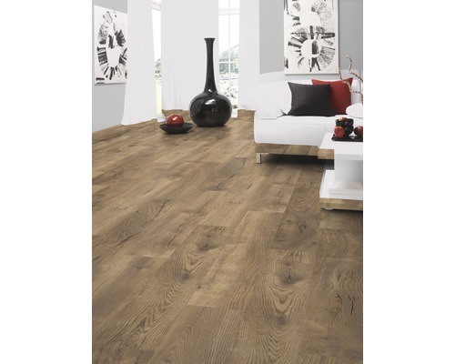 Woonkamer met laminaatvloer in houtlook, bank en decoratie