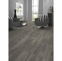 Woonkamer met laminaatvloer in houtlook, fauteuils en decoratie