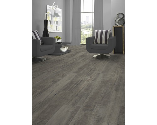 Woonkamer met laminaatvloer in houtlook, fauteuils en decoratie