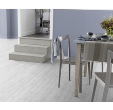 Eetkamer met tafel, stoelen en lichte houten vloer