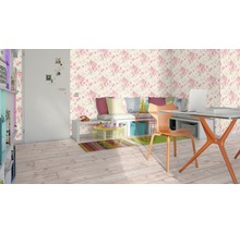 Woonkamer met bloemetjesbehang, tafel en stoel