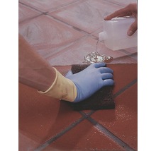 Terracotta tegels reinigen met een spons en reinigingsmiddel
