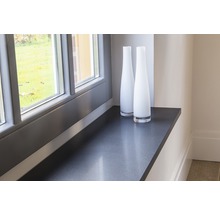 Vensterbank met twee decoratieve vazen