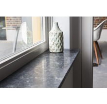 Vensterbank met decoratieve vaas